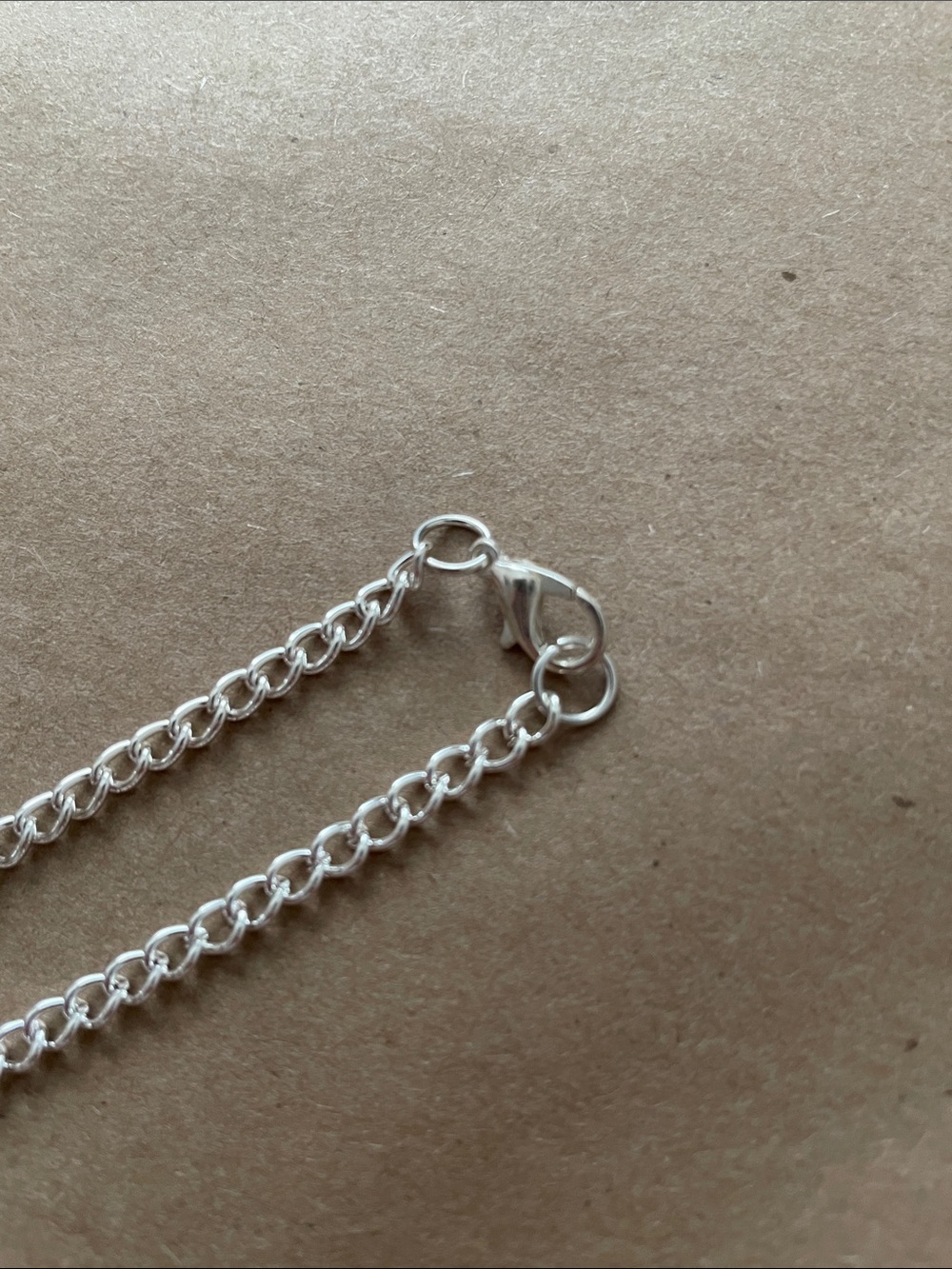 Hanging orange speckled rectangular stone necklace - Picture 5 of 6